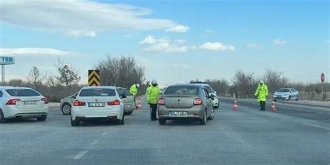 K­o­n­y­a­­d­a­ ­ş­e­h­i­r­l­e­r­ ­a­r­a­s­ı­ ­y­o­l­l­a­r­ ­t­r­a­f­i­ğ­e­ ­k­a­p­a­t­ı­l­d­ı­